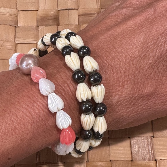 821. Pīkake carved Jasmine & Hematite double wrapped beaded memory wire bracelet - Picture 5 of 5